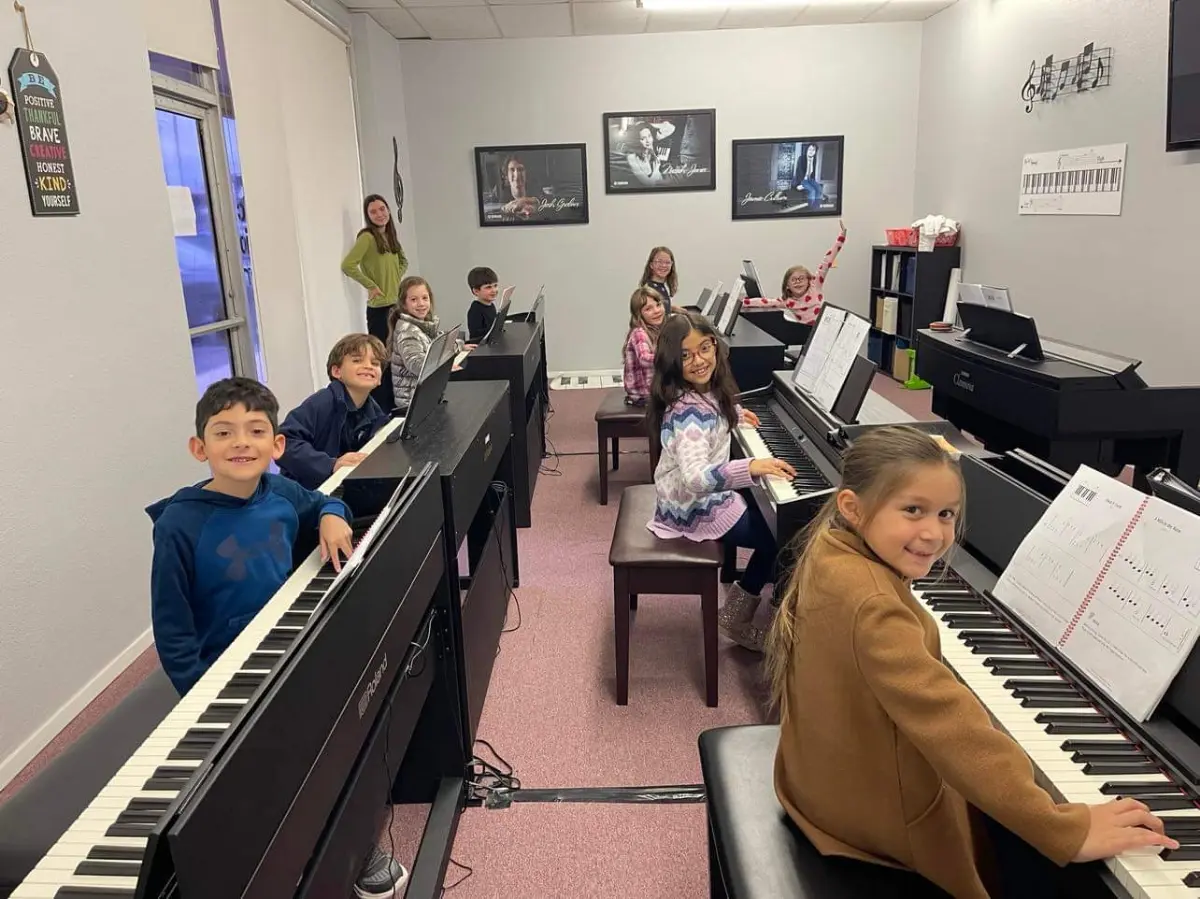 kids in group piano class